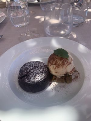 Tortino al cioccolato vegan con gelato di soia e rabarbaro  at Bigatt in Paradiso