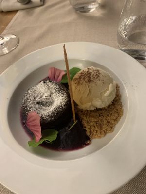 Tortino vegano con gelato di soia su crema di frutti di bosco  at Bigatt in Paradiso