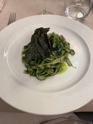 Tagliolini al pesto di ortica con mela,sedano e cavolo nero  at Bigatt in Paradiso