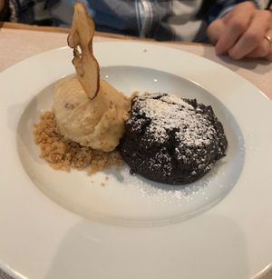 Tortino vegan al cioccolato con sorbetto alla mela  at Bigatt in Paradiso