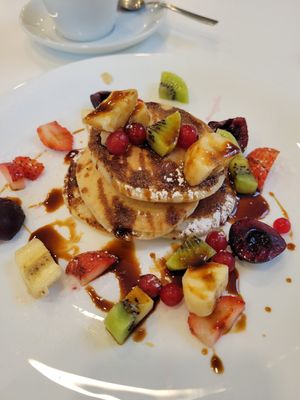 Vegan pancakes with fresh fruit and caramel at Pasticceria Regina in Como