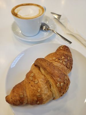 Pomegranate croissant and soy cappuccino at Pasticceria Regina in Como