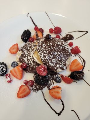 Vegan pancakes with chocolate and fresh fruit at Pasticceria Regina in Como