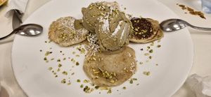 Vegan pancakes with vegan ice cream at Pasticceria Regina in Como