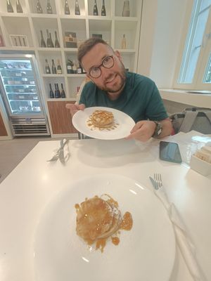 His are normal pancakes mine are vegan both with maple syrup at Pasticceria Regina in Como
