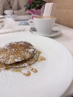 Cappuccino & pancakes with maple syrup   at Pasticceria Regina in Como