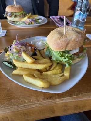Falafelburger mit Pommes, veganer Mayo und Salat (veganes Dressing)  at Jäcweck in Vohl