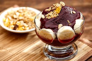 Premium açaí with banana slices, granola. Accompanies a "molecular" sphere of Kiwi or Strawberry or Mint Liqueur
(alcoholic), lined with vegan nutella powder. at Praana Pousada e Restaurante in Nisia Floresta