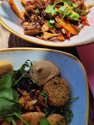 De wok en de Falafel salade at Urban Café in Beernem