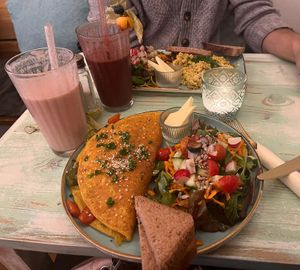 Scrambled egg, omelette und 2 lecker Frucht Smoothies   at Easy Peasy in Berlin