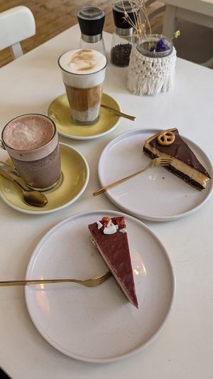 Erdbeer-Kokos Torte & Brownie-Cheesecake at Easy Peasy in Berlin