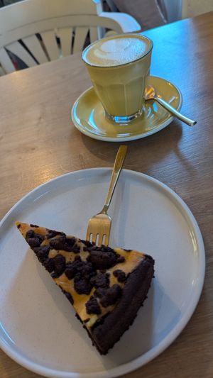 Vegan cheesecake and golden turmeric at Easy Peasy in Berlin