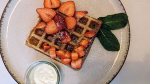 Belgische Waffel mit Erdbeeren und Vanillesoße at Easy Peasy in Berlin