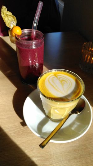 Front: Turmeric latte (oat based), back: berry smoothie at Easy Peasy in Berlin