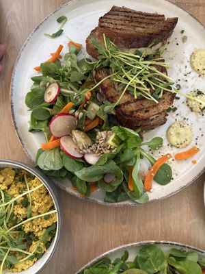 Grilled Cheese und Scrambled tofu   at Easy Peasy in Berlin