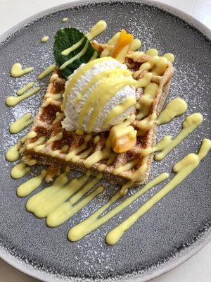 Waffel mit Zitronencrème at Easy Peasy in Berlin