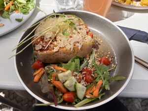 Kartoffel gefüllt mit Bolognese und getoppt mit Sauerkraut  at Easy Peasy in Berlin
