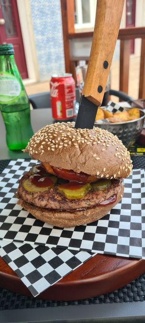 Hambúrguer de feijão com pikles, onion rings e molho barbecue em pão de centeio. at DARZ! in Vila Do Conde
