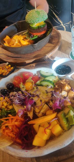 Vegan tofu bowl en vegan burger at New York 3 in Benidorm