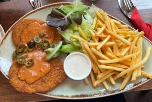 Veganes Schnitzel auf Sojaprotein Basis mit Erdnusssauce und Jalapeños + Pommes mit veganer Mayonnaise   at Café Extrablatt - Grupenstraße in Hannover