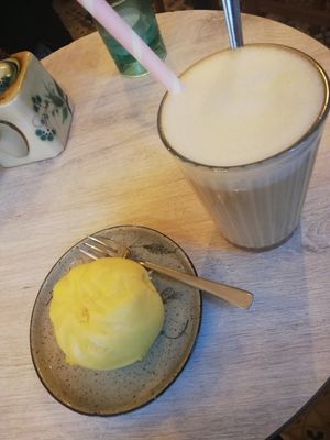Bun und Chai Latte mit Hafermilch at Viet Kafe in Hannover