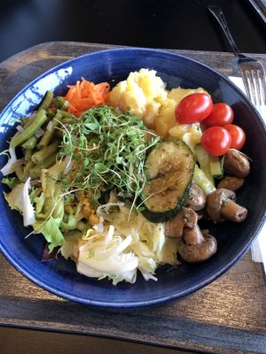 Salad (2,5€/100g) => 14€  at Falcon Marktrestaurant in Soelden