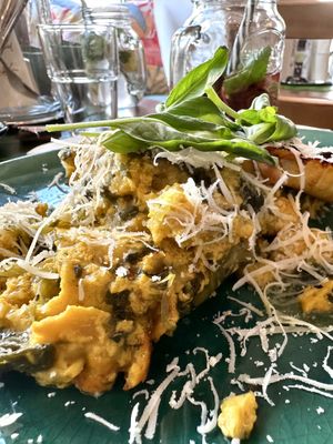 Hatte heute mit meinem Bruder hier ein sehr angenehmes und perfekt vegan produziertes Mittagessen. Der Auflauf war unglaublich, Salat und die Nachspeise ebenfalls. 🌱👍☀️  at Green Taste in Innsbruck