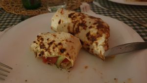 Wrap con zucchine, pomodori, insalata, salsa tahina e semi at Gandalf Food in Podgorica