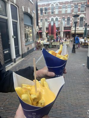 Yummi fried with a lot of vegan options. They had a vegan krokett and vegan cheese sauce! Very worth the money    at Manneken Pis in Utrecht