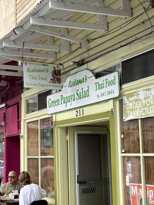 Restaurant sign with a small table and 3 chairs   at Ratana's in Hilo
