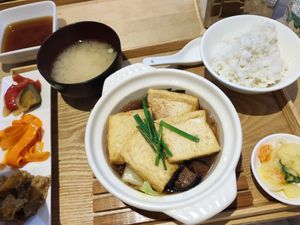 Set meal: Hot glass noodles with mushroom, leek and tofu in soy sauce broth, miso soup, rice, and 4 cold vegetable dishes at Taguchi-Ya in Totnes
