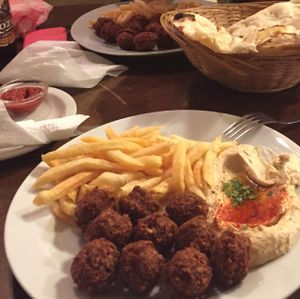 falafel heaven at Hummus Bar - Oktober in Budapest