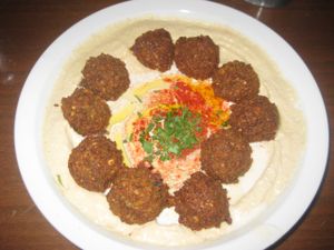 Hummus and falafel at Hummus Bar - Oktober in Budapest