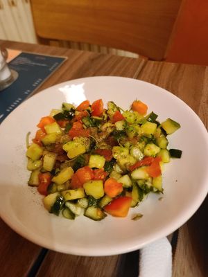 Arab salad at Hummus Bar - Oktober in Budapest
