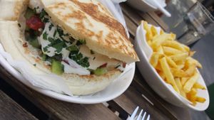 Falafel pitta with tahini sauce at Hummus Bar - Oktober in Budapest