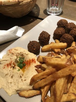 Falafel, chips and hummus  at Hummus Bar - Oktober in Budapest