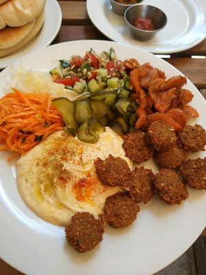 amazinggggg vegan food/options at Hummus Bar - Oktober in Budapest