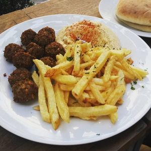 Vegan falafel, hummus and chips at Hummus Bar - Oktober in Budapest