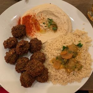 Falafel main dish at Hummus Bar - Oktober in Budapest