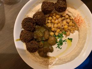 Hummus with mushrooms, falafel and chickpeas at Hummus Bar - Oktober in Budapest