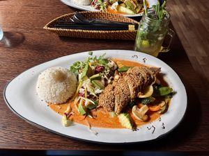 Rotes Curry mit Reis und veganer Ente  at Mama Vegan in Berlin