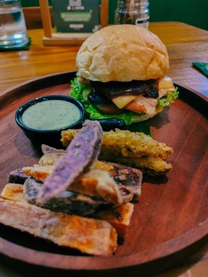 Hamburguesa de no pollo con no-fish and chips at Sauce Tree Kuta in Kuta