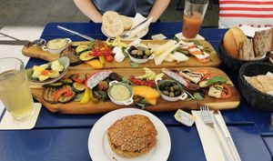 Vegane (unten) & vegetarische (oben) Frühstücksplatte at Ecco in Cologne