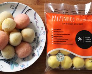 Embalagem de 320g de pãezinhos "sem queijo" congelados. at Minha Comida Especial in Sao Paulo