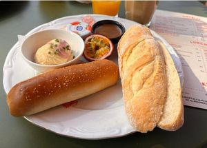 Vegan ontbijtje met verse jus 'd orange. at Chez Minée in Den Bosch