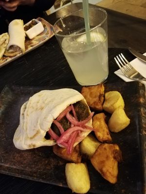 Pita-Brot mit Falafel. at Wine & Food Restaurant in La Palma
