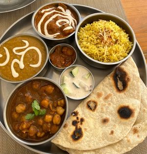 Experimentei o Curry om, serve 2 pessoas, acompanha entrada e bebida. O dal de lentilha estava maravilhoso! Adorei o ambiente e o atendimento. Recomendo.   at Curry Natural in Sao Paulo