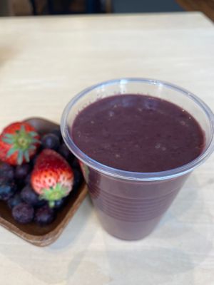 açaí smoothie at GREENROOM in Tokyo