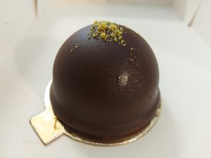 Dome chocolat pistache at L'Empire des Sans in Montpellier