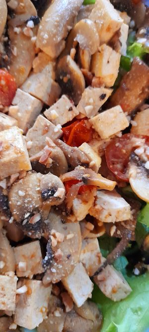 Warm Vegan tofu salad 11€ October 2024. Wonderful and large quantity at Casa de Chá “O Poejo” in Sete Cidades